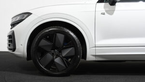 ante et roue Volkswagen Touareg R eHybrid 462 ch