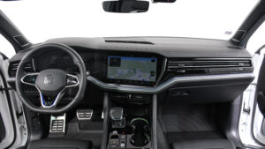 Tableau de bord Volkswagen Touareg R eHybrid vue depuis l’arrière